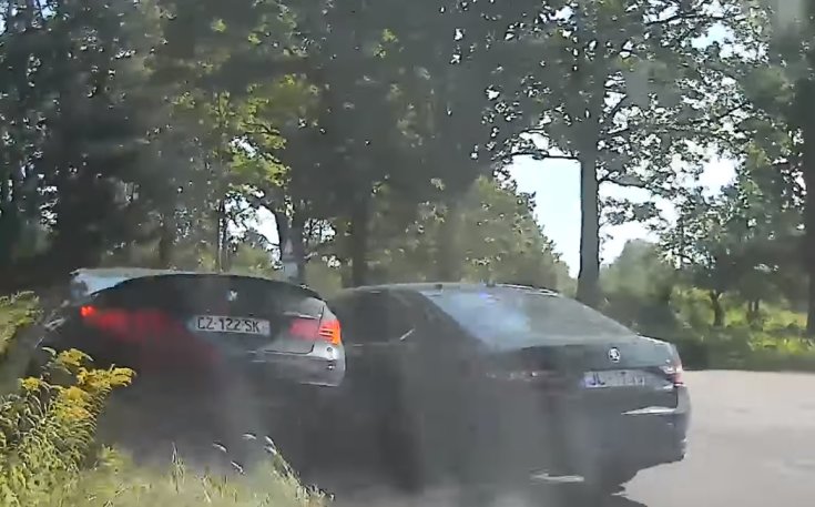 Rendőrautó terel az árokba egy BMW-t
