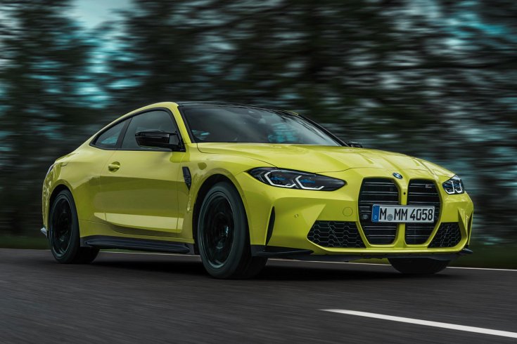 Új BMW modell a megújult orr résszel egy erdőben menet közben, féloldalról