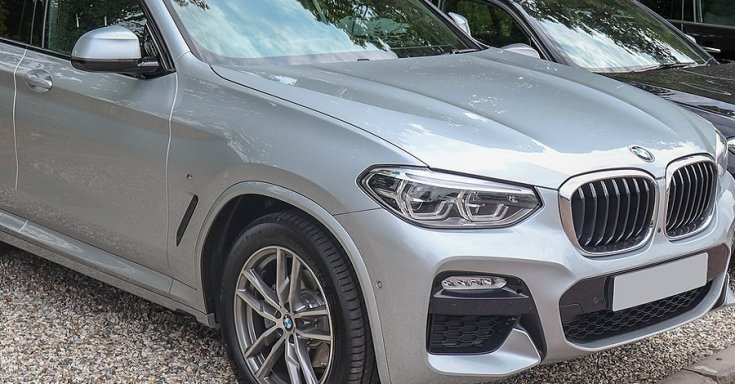 BMW X4 oldalról fotózva