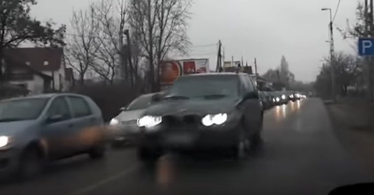 Fekete BMW X5 szemből