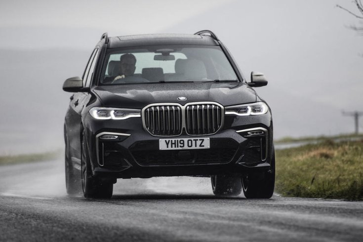 BMW X7 M50i, esőben, országúton, féloldalról