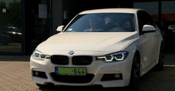 Fehér színű BMW zöld rendszámmal