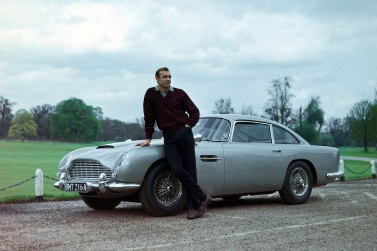 James Bond, mögötte Aston Martin DB5-ös autója