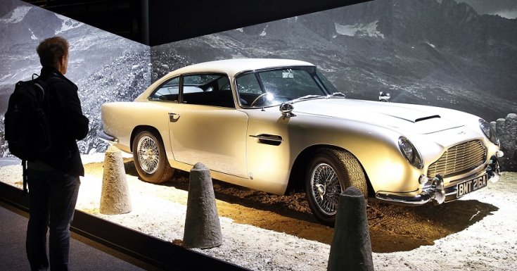A híres Bond-autó, Aston Martin DB5-ös kiállítva