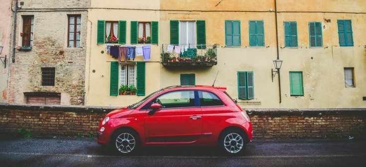Piros Fiat 500 oldalról - álomautó fiatal nőknek?