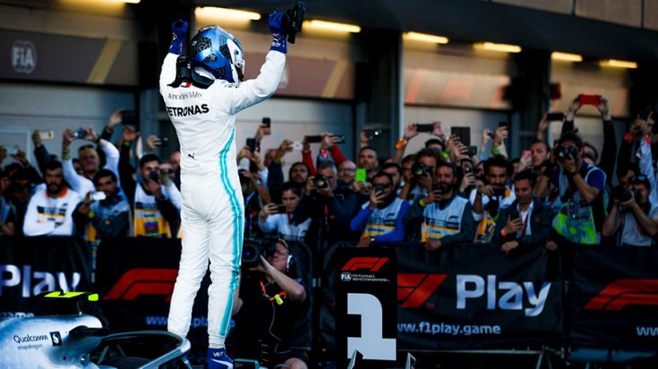 Bottas a győzelem után az autóján állva hátulról fotózva