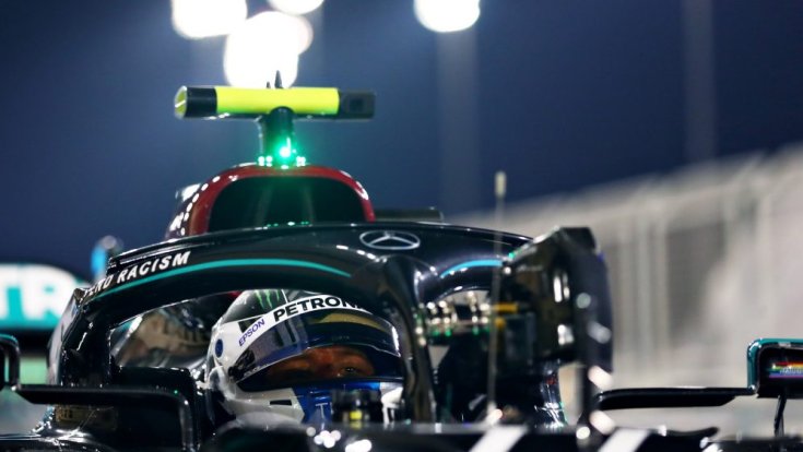 Valtteri Bottas az időmérő után az autójában, még sisakban