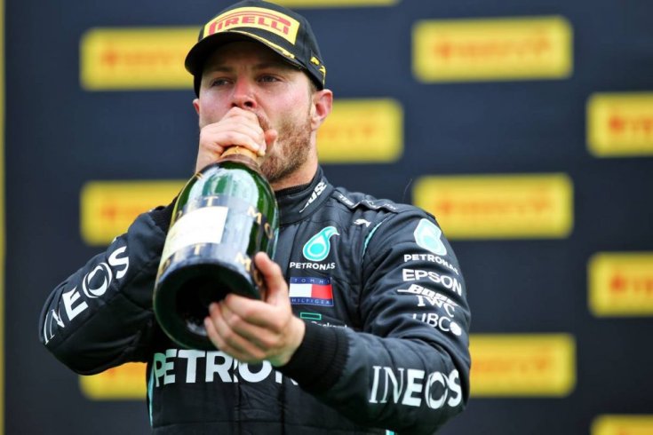 Bottas pezsgőt iszik