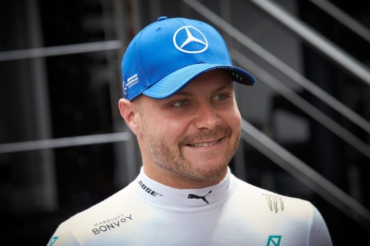 Bottas grimaszol kék baseball sapkában