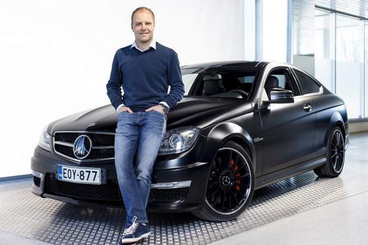 Bottas egy Mercedes előtt, féloldalról