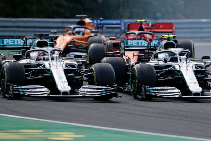 Bottas és Hamilton csatázik