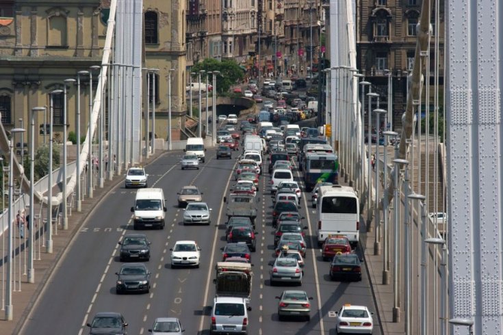 dugó egy budapesti hídon