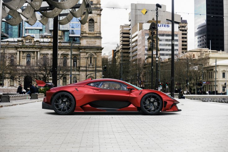 Brabham BT62 R egy beállón, féloldalról