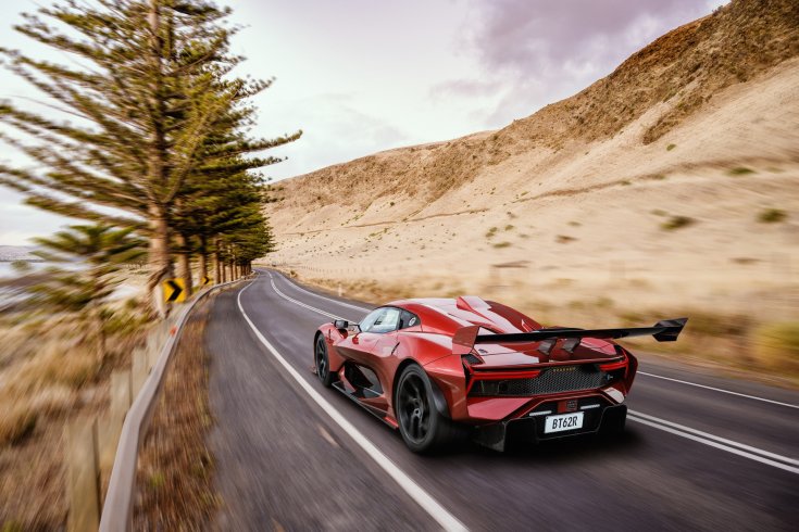 Brabham BT62 R egy városi téren oldalról