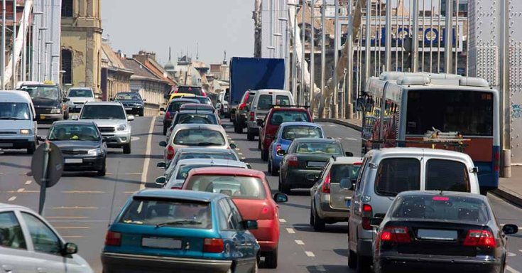 Budapesti dugó dízel és benzines autókkal