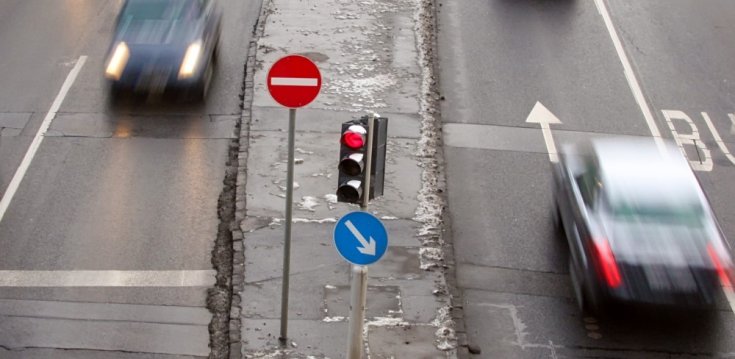 Továbbhaladás tilalmát jelző fényjelzés