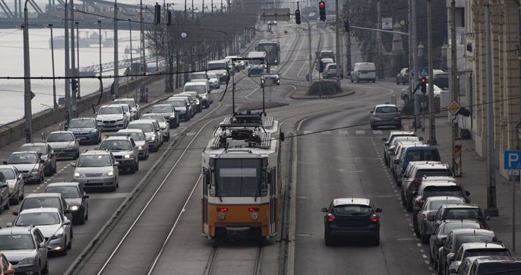 Budapesti forgalom a rakparton