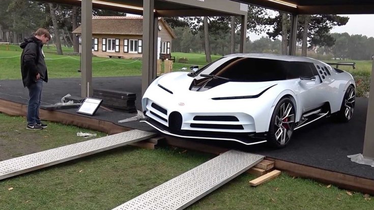 A Bugatti Centodieci a rámpa előtt
