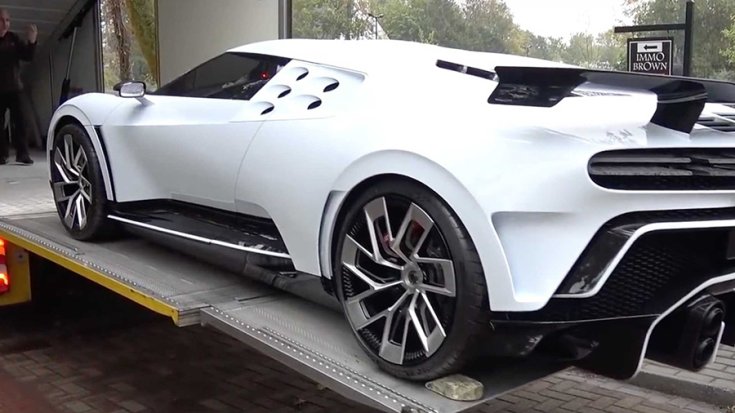 A Bugatti Centodieci a teherautón