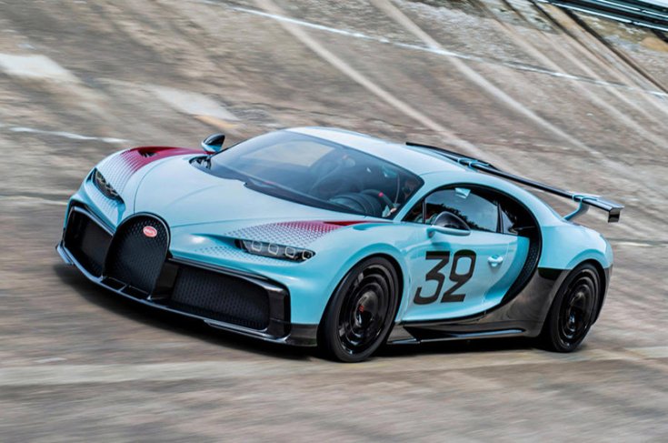 Bugatti Chiron Pur Sport egyedi fényezéssel menet közben