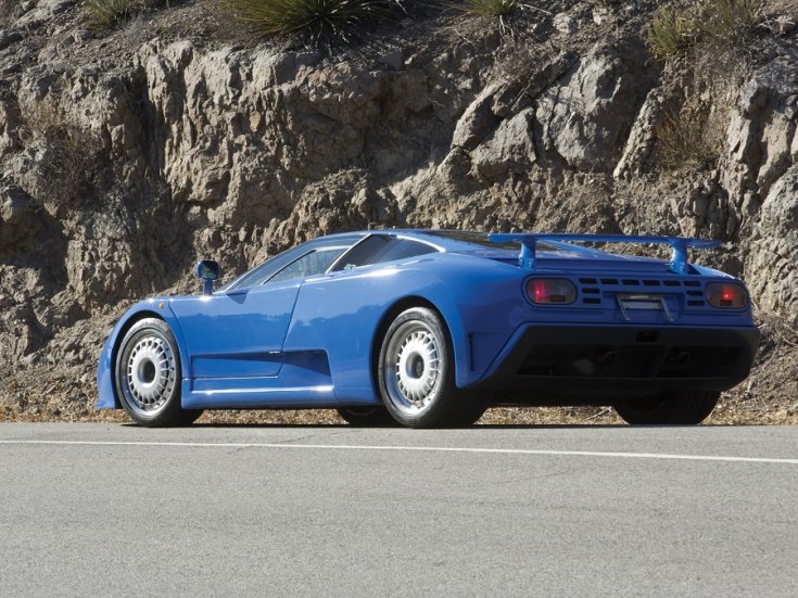 Bugatti EB110-es hátulról