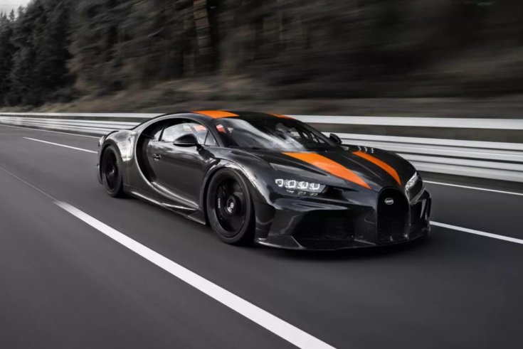 Fekete-narancs fényezésű Bugatti Chiron szemből, oldalról
