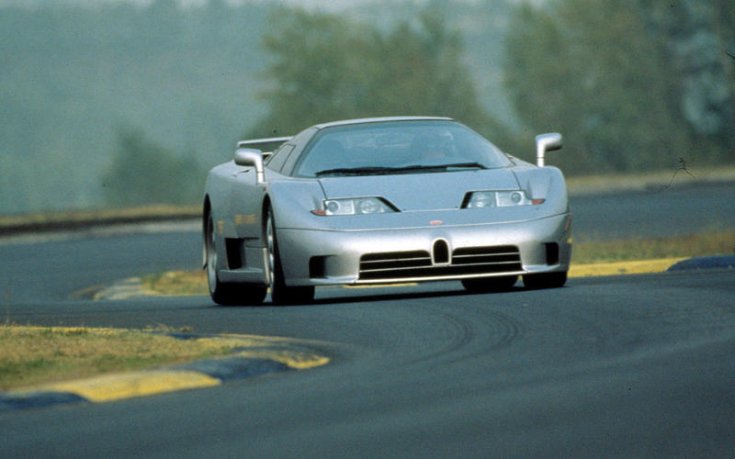 A Bugatti EB110 elölről egy pályán