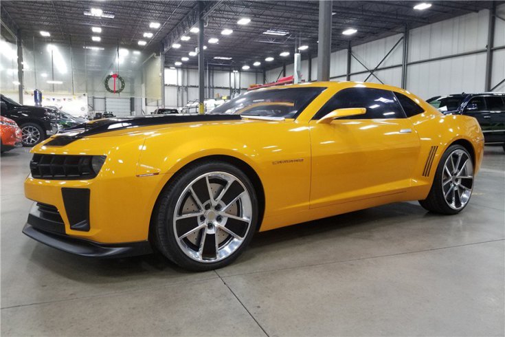 Különleges Chevrolet Camaro a Transformersből, oldalról fotózva
