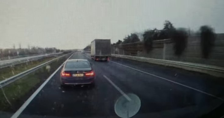 Büntetőfékezés az M7-es belső sávjában