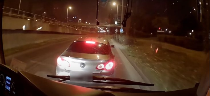 Büntetőfékező sofőr miatt lelassító busz