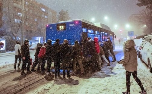 buszt toló utasok Madridban