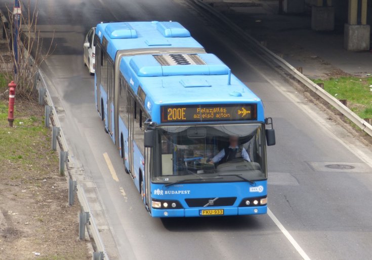 A 220E jelű busz szemből