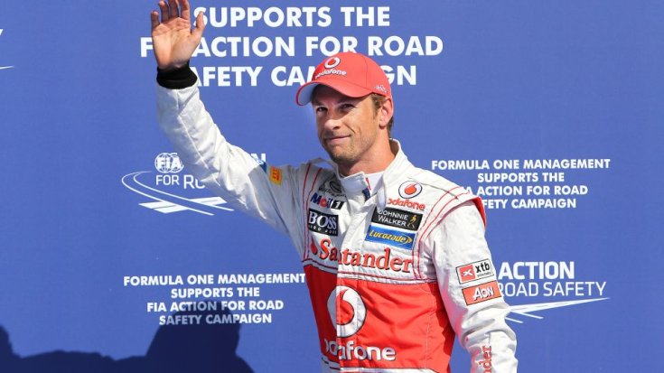 Jenson Button egy Belga Nagydíjon integet