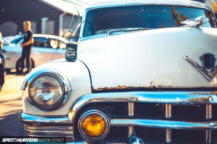 1950 Cadillac Series 52 Sedan amerikai autós találkozón szemből, sörös dobozzal a kerékíven