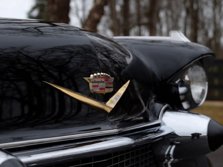 1957 Cadillac Eldorado Biarritz embléma, fekete autó, elölnézet, oldalnézet, jobbról