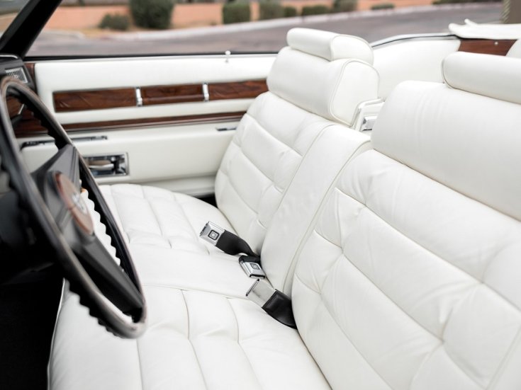 1976 Cadillac Eldorado, első üléssor, fehér, oldalnézet, balról