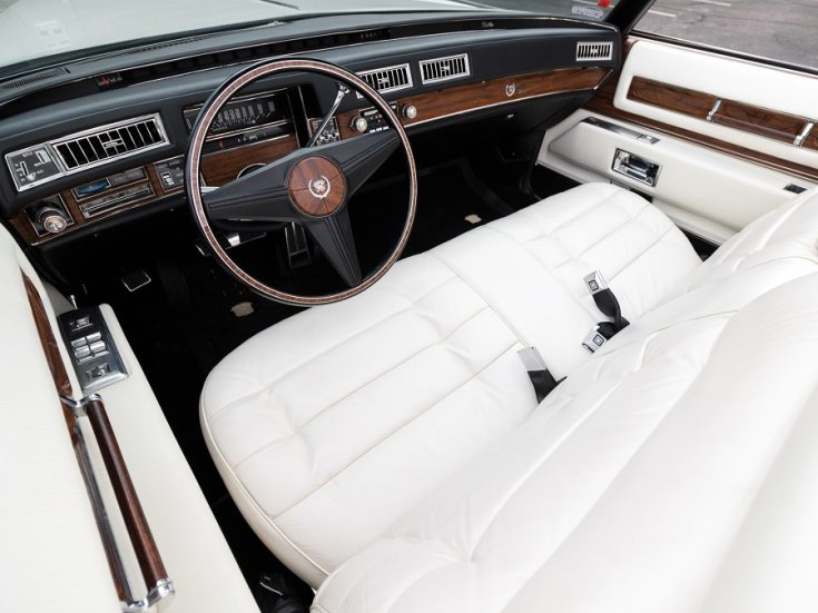 1975 Cadillac Eldorado, műszerfal, első üléssor, fehér, oldalnézet, felülnézet, balról