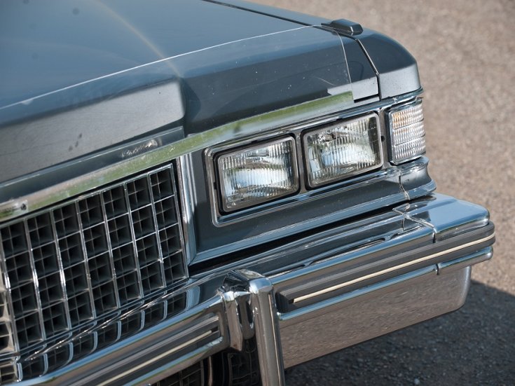1977 Cadillac Fleetwood Brougham, kék, első lámpák, RM Sotheby’s, elölnézet