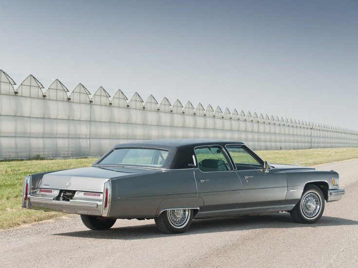 1977 Cadillac Fleetwood Brougham, világoskék, RM Sotheby’s, hátulnézet, oldalról, jobbról