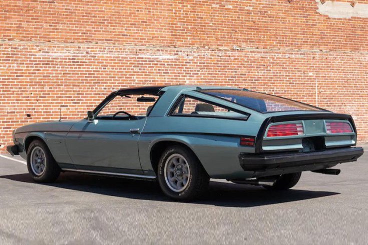 Chevrolet Camaro egy parkolóban, hátulról, féloldalról