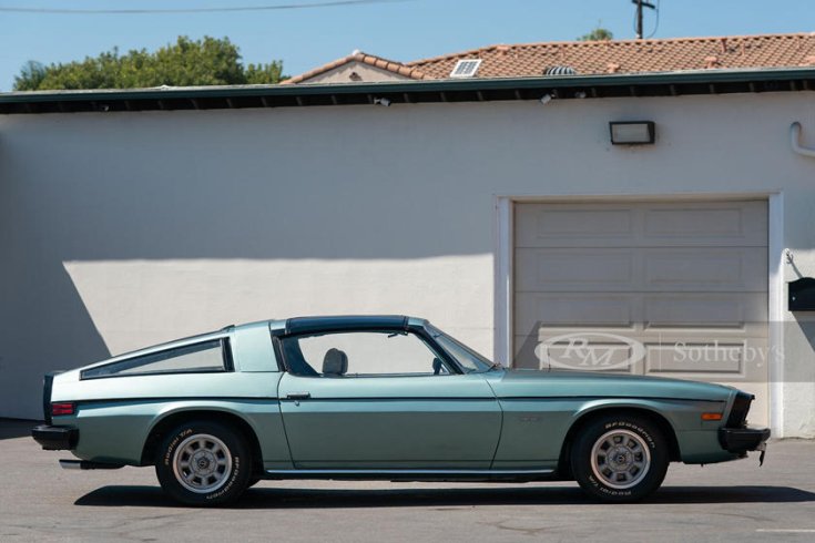 Chevrolet Camaro oldalról egy ház előtt