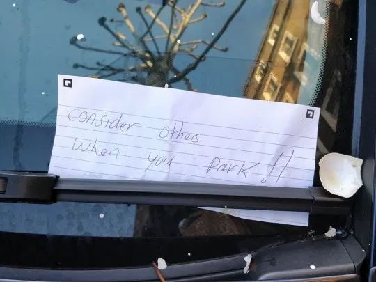 trágár felirat a szabálytalanul parkoló autón
