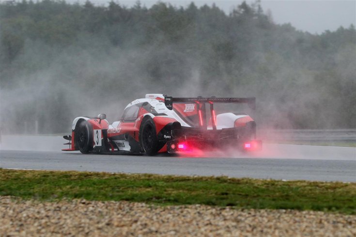 Volentér Balázs az LMP3-as volánja mögött hátulról fotózva esőben