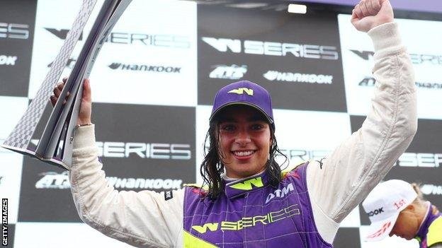 Jamie Chadwick ünnepel
