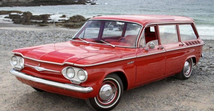 Piros kombi Chevrolet Corvair, elől/ oldalnézet