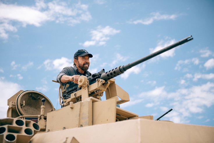 Chuck Norris egy tank tetején állva