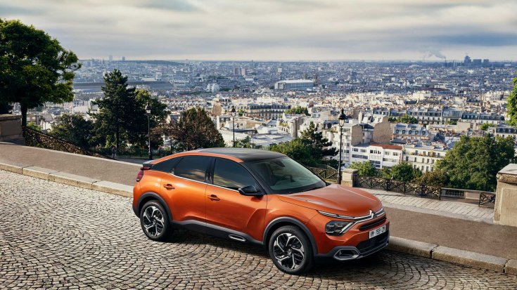 2020-as Citroën C4-es elektromos rendszerrel rendelkező modell, városi háttérrel