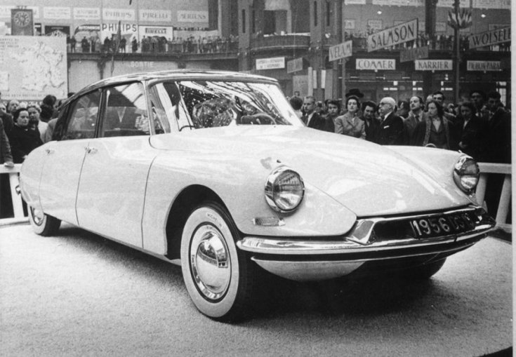 1955 Citroen DS, fekete-fehér, oldalnézet, elölről, jobbról