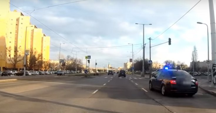 Civil rendőrautó akcióban