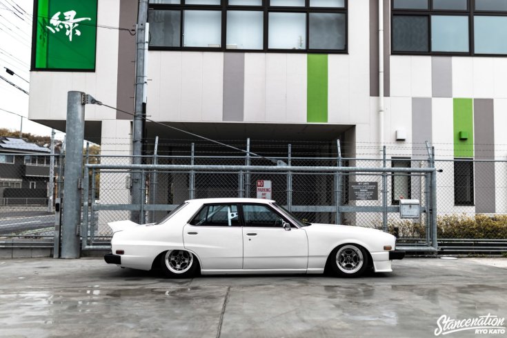 Nissan Skyline oldalról utcán
